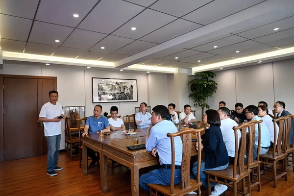 二十位業(yè)內(nèi)大咖齊聚鄭州，共商校服高品質(zhì)發(fā)展大計(jì)
