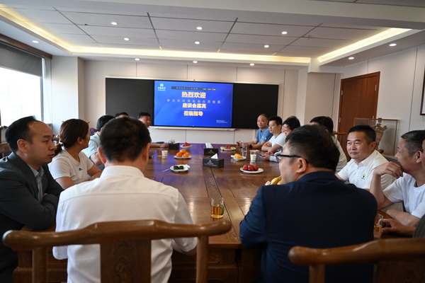 二十位業(yè)內(nèi)大咖齊聚鄭州，共商校服高品質(zhì)發(fā)展大計(jì)