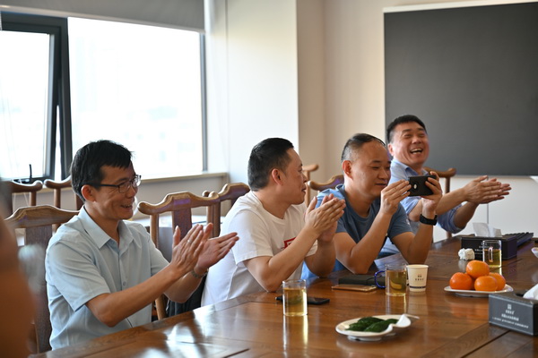 二十位業(yè)內(nèi)大咖齊聚鄭州，共商校服高品質(zhì)發(fā)展大計(jì)