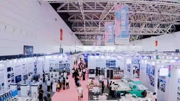  7月26日，第五屆中國（紹興）紡織新材料展在紹興國際會展中心拉開帷幕。500家企業(yè)參展，首日5000多名專業(yè)觀眾入場，展會炙熱的對接氛圍有如7月的氣浪，使行業(yè)快速升溫。海內(nèi)外企業(yè)積極響應(yīng)，原料龍頭企業(yè)高 &ldquo;復(fù)參率&rdquo;，歷經(jīng)五屆的新材料展有何獨(dú)特魅力？ 圖片  圖片  會展品質(zhì)乘勢而上   本屆新材料展獲得UFI國際展覽協(xié)會認(rèn)證，是工信部、商務(wù)部組織的2023年&ldquo;優(yōu)供給促升級&rdquo;系列活動之一，基于往屆資源優(yōu)勢，對展覽規(guī)劃、買家邀約、會務(wù)聯(lián)動等進(jìn)行了全線融合升級，展會品質(zhì)躍升，煥發(fā)新的風(fēng)采。展會由中國長絲織造協(xié)會、紹興市商務(wù)局、中國國際貿(mào)易委員會紹興市委員會、中國國際商會紹興商會、紹興市柯橋區(qū)會展業(yè)發(fā)展中心主辦，浙江三博會展股份有限公司聯(lián)合主辦，紹興市柯橋區(qū)中國輕紡城展會有限公司承辦，紹興市經(jīng)信局、浙江省紡織面料設(shè)計(jì)協(xié)會、七彩云、紹興市紡織行業(yè)協(xié)會協(xié)辦。  圖片  圖片  開幕盛況  國際展商同臺賽寶   本次展會共500家展商參展，設(shè)新材料、新織造、新設(shè)備、新面料四大特色展區(qū)，有超10萬款科技纖維、創(chuàng)新面料、紡機(jī)設(shè)備在展會發(fā)布。魏橋紡織、昆山東利、興發(fā)化纖、吉林化纖、通用新材料、德州恒豐、佳人新材料、浙江興發(fā)、紹興國周、鐠美科等知名紡織龍頭企業(yè)參展。紹興新昌紡機(jī)產(chǎn)業(yè)展團(tuán)、湖州長興織造產(chǎn)業(yè)展團(tuán)、諸暨繡花機(jī)械產(chǎn)業(yè)展團(tuán)、上虞染化料助劑產(chǎn)業(yè)展團(tuán)等區(qū)域展團(tuán)亮相。本屆展會更是引眾多RCEP國家和地區(qū)的展商組團(tuán)奔赴而來，在國際展區(qū)，韓國ditto時尚聯(lián)盟、緬甸中國商會、莫斯科中小企業(yè)工商會等國際展團(tuán)人氣旺盛。  圖片  企業(yè)展區(qū)  眾多展商聚焦雙碳熱點(diǎn)，圍繞綠色、健康、智造等方向展開產(chǎn)品角逐。魏橋紡織的生物基綠色環(huán)保+抗菌混紡系列、湖州威達(dá)集團(tuán)的綠色環(huán)保色紡紗系列、昆山東利的仿生透氣科技面料系列、吳江蘭天織造的UV對抗仿生科技面料、新型雙層直充防寒面料、機(jī)能無氨彈力面料等展品亮點(diǎn)頻出，展商企業(yè)開啟&ldquo;搶客&rdquo;模式，緊抓展會機(jī)遇尋求下游合作。本屆展會有更大規(guī)模的智能紡機(jī)、織機(jī)設(shè)備企業(yè)參展，進(jìn)一步彰顯國產(chǎn)智能織造的研發(fā)水平，鐠美科、浙江康立自控科技、浙江凱成智能設(shè)備、浙江瑪雅機(jī)電等展位帶來媲美國際水平的最新機(jī)械設(shè)備，令人矚目。  圖片  設(shè)備展區(qū)  探索解決行業(yè)困惑與瓶頸，是新材料展歷經(jīng)多屆與各企業(yè)總結(jié)、達(dá)成的共識，也是其不僅在于產(chǎn)品展貿(mào)，更在于新理念的交匯的價值內(nèi)涵。  國際視野論外貿(mào)   由中國紡織品進(jìn)出口商會主辦的2023紹興國際（RCEP）紡織服裝產(chǎn)業(yè)論壇系列活動與展會同期同館開幕。論壇以&ldquo;RCEP新機(jī)遇-紡織產(chǎn)業(yè)新格局&rdquo;為主題，就國內(nèi)紡織產(chǎn)業(yè)結(jié)構(gòu)與RCEP國際紡織服裝產(chǎn)業(yè)的發(fā)展趨勢進(jìn)行研討與產(chǎn)業(yè)對接。中國紡織品進(jìn)出口商會副會長王宇、韓國時尚服裝人工智能研究所院長金蕙京、緬甸中國紡織服裝協(xié)會會長施坤等嘉賓為論壇開幕致辭。  圖片  圖片 論壇開幕式  論壇開幕式后，首場系列活動韓國服飾流行趨勢論壇在展會時尚活動區(qū)舉辦，多家韓國時裝品牌聯(lián)合走秀，同時Dito&ditto，ISAE，F(xiàn)&PLUS等韓國時尚機(jī)構(gòu)帶來韓國時尚產(chǎn)業(yè)與數(shù)字技術(shù)的發(fā)展趨勢分享。后續(xù)將陸續(xù)舉辦2023生物基纖維材料產(chǎn)業(yè)技術(shù)論壇、走進(jìn)中國輕紡城市場對接會、亞洲紡織服裝供應(yīng)鏈高增長論壇等系列活動。  圖片  圖片 論壇系列活動&mdash;&mdash;韓國服飾流行趨勢論壇  中國纖維展姿態(tài)   作為歷屆新材料展重要配套論壇，2023中國紹興紡織新材料論壇將于展會第二日舉辦。將聚集昆山東利、浙江中國輕紡城集團(tuán)、浙江佳人新材料、紹興隆泰石墨烯、特思達(dá)（TESTEX）、廣東人仁康、浙江中紡標(biāo)、紹興織蛛物聯(lián)科技等企業(yè)作新產(chǎn)品新項(xiàng)目分享，帶來中國輕紡城紡織新材料采購中心推介，環(huán)保面料、再生聚酯新材料、石墨烯等纖維面料創(chuàng)新產(chǎn)品發(fā)布，OEKO-TEX&reg; STANDARD 100安全標(biāo)準(zhǔn)、健康紡織品標(biāo)準(zhǔn)、5A光子抗菌、坯布在線檢測等檢測后整理技術(shù)分享，諸多亮點(diǎn)值得期待。  圖片  觸摸纖維時尚,躍升品牌能級,纖維材料的性能之變，已經(jīng)與終端產(chǎn)品在競爭市場的廝殺突圍息息相關(guān)，從面料到服裝、家紡，從國內(nèi)企業(yè)到海外品牌，都不能錯過這一場產(chǎn)業(yè)對接的盛會。  跨越山海齊聚首   本屆展會借助今年全線升級之勢，全面擴(kuò)大對面料、服裝業(yè)大規(guī)模大品牌企業(yè)的邀約，并提前進(jìn)行買家需求的預(yù)采集和展商產(chǎn)品的預(yù)對接，顯著提升買家熱情和觀展效率。展會首日，丹東華洋紡織服裝、北京奔流野外運(yùn)動服裝、北京方圣時尚、華紡股份有限公司等品牌買家應(yīng)邀而來，廣東、湖州、義烏、新疆等十余個地區(qū)采購團(tuán)紛紛到場，更有韓國、俄羅斯、越南、緬甸等數(shù)百名海外買家跨越山海來相會，如國際知名服裝品牌 J.K. Apparel、DOBB、LUBOO、YL co.,ltd、CHUNSANGDOO INNOCENCE、DAYGREEN INC等。  圖片  采供對接  商貿(mào)對接攬訂單   展會打通產(chǎn)業(yè)鏈，延伸展貿(mào)對接服務(wù)。現(xiàn)場，快時尚跨境電商企業(yè)SheIn開啟為期兩天的面料專場、服裝專場閉門采購會，帶來數(shù)百類采購需求。國內(nèi)品牌采購團(tuán)走進(jìn)紡織源產(chǎn)地中國輕紡城市場，展開時尚買手與優(yōu)質(zhì)原創(chuàng)面料的靈感碰撞。展會第二日，亞洲染料聯(lián)合會、韓國纖維產(chǎn)業(yè)研究院、莫斯科中小企業(yè)商會、越南紡織商會、緬甸中國商會等國際采購團(tuán)也將進(jìn)市場與柯橋面料企業(yè)接洽外貿(mào)訂單。  圖片  圖片 采供對接  2023中國（紹興）紡織新材料展打造了新材料、新技術(shù)的信息高地，以國際展會的標(biāo)準(zhǔn)，向內(nèi)外貿(mào)一體化展會平臺成長蛻變，它是當(dāng)下紡織供應(yīng)鏈趨勢的具象展示，更是一場中國纖維向世界的傾訴表達(dá)。  圖片  圖片 圖片 ?觸摸纖維時尚、躍升品牌能級，第五屆中國（紹興）紡織新材料展盛大開幕