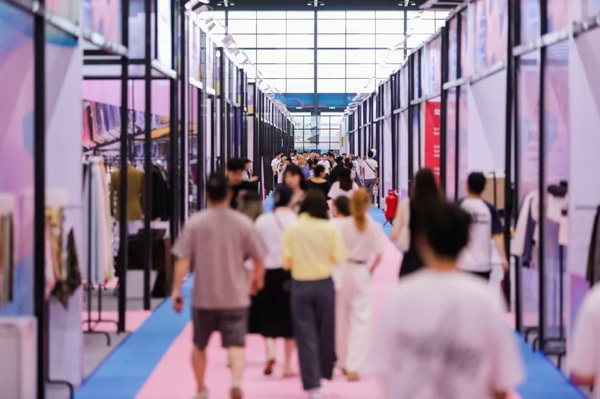  7月26日，第五屆中國（紹興）紡織新材料展在紹興國際會展中心拉開帷幕。500家企業(yè)參展，首日5000多名專業(yè)觀眾入場，展會炙熱的對接氛圍有如7月的氣浪，使行業(yè)快速升溫。海內(nèi)外企業(yè)積極響應(yīng)，原料龍頭企業(yè)高 &ldquo;復(fù)參率&rdquo;，歷經(jīng)五屆的新材料展有何獨(dú)特魅力？ 圖片  圖片  會展品質(zhì)乘勢而上   本屆新材料展獲得UFI國際展覽協(xié)會認(rèn)證，是工信部、商務(wù)部組織的2023年&ldquo;優(yōu)供給促升級&rdquo;系列活動之一，基于往屆資源優(yōu)勢，對展覽規(guī)劃、買家邀約、會務(wù)聯(lián)動等進(jìn)行了全線融合升級，展會品質(zhì)躍升，煥發(fā)新的風(fēng)采。展會由中國長絲織造協(xié)會、紹興市商務(wù)局、中國國際貿(mào)易委員會紹興市委員會、中國國際商會紹興商會、紹興市柯橋區(qū)會展業(yè)發(fā)展中心主辦，浙江三博會展股份有限公司聯(lián)合主辦，紹興市柯橋區(qū)中國輕紡城展會有限公司承辦，紹興市經(jīng)信局、浙江省紡織面料設(shè)計(jì)協(xié)會、七彩云、紹興市紡織行業(yè)協(xié)會協(xié)辦。  圖片  圖片  開幕盛況  國際展商同臺賽寶   本次展會共500家展商參展，設(shè)新材料、新織造、新設(shè)備、新面料四大特色展區(qū)，有超10萬款科技纖維、創(chuàng)新面料、紡機(jī)設(shè)備在展會發(fā)布。魏橋紡織、昆山東利、興發(fā)化纖、吉林化纖、通用新材料、德州恒豐、佳人新材料、浙江興發(fā)、紹興國周、鐠美科等知名紡織龍頭企業(yè)參展。紹興新昌紡機(jī)產(chǎn)業(yè)展團(tuán)、湖州長興織造產(chǎn)業(yè)展團(tuán)、諸暨繡花機(jī)械產(chǎn)業(yè)展團(tuán)、上虞染化料助劑產(chǎn)業(yè)展團(tuán)等區(qū)域展團(tuán)亮相。本屆展會更是引眾多RCEP國家和地區(qū)的展商組團(tuán)奔赴而來，在國際展區(qū)，韓國ditto時尚聯(lián)盟、緬甸中國商會、莫斯科中小企業(yè)工商會等國際展團(tuán)人氣旺盛。  圖片  企業(yè)展區(qū)  眾多展商聚焦雙碳熱點(diǎn)，圍繞綠色、健康、智造等方向展開產(chǎn)品角逐。魏橋紡織的生物基綠色環(huán)保+抗菌混紡系列、湖州威達(dá)集團(tuán)的綠色環(huán)保色紡紗系列、昆山東利的仿生透氣科技面料系列、吳江蘭天織造的UV對抗仿生科技面料、新型雙層直充防寒面料、機(jī)能無氨彈力面料等展品亮點(diǎn)頻出，展商企業(yè)開啟&ldquo;搶客&rdquo;模式，緊抓展會機(jī)遇尋求下游合作。本屆展會有更大規(guī)模的智能紡機(jī)、織機(jī)設(shè)備企業(yè)參展，進(jìn)一步彰顯國產(chǎn)智能織造的研發(fā)水平，鐠美科、浙江康立自控科技、浙江凱成智能設(shè)備、浙江瑪雅機(jī)電等展位帶來媲美國際水平的最新機(jī)械設(shè)備，令人矚目。  圖片  設(shè)備展區(qū)  探索解決行業(yè)困惑與瓶頸，是新材料展歷經(jīng)多屆與各企業(yè)總結(jié)、達(dá)成的共識，也是其不僅在于產(chǎn)品展貿(mào)，更在于新理念的交匯的價值內(nèi)涵。  國際視野論外貿(mào)   由中國紡織品進(jìn)出口商會主辦的2023紹興國際（RCEP）紡織服裝產(chǎn)業(yè)論壇系列活動與展會同期同館開幕。論壇以&ldquo;RCEP新機(jī)遇-紡織產(chǎn)業(yè)新格局&rdquo;為主題，就國內(nèi)紡織產(chǎn)業(yè)結(jié)構(gòu)與RCEP國際紡織服裝產(chǎn)業(yè)的發(fā)展趨勢進(jìn)行研討與產(chǎn)業(yè)對接。中國紡織品進(jìn)出口商會副會長王宇、韓國時尚服裝人工智能研究所院長金蕙京、緬甸中國紡織服裝協(xié)會會長施坤等嘉賓為論壇開幕致辭。  圖片  圖片 論壇開幕式  論壇開幕式后，首場系列活動韓國服飾流行趨勢論壇在展會時尚活動區(qū)舉辦，多家韓國時裝品牌聯(lián)合走秀，同時Dito&ditto，ISAE，F(xiàn)&PLUS等韓國時尚機(jī)構(gòu)帶來韓國時尚產(chǎn)業(yè)與數(shù)字技術(shù)的發(fā)展趨勢分享。后續(xù)將陸續(xù)舉辦2023生物基纖維材料產(chǎn)業(yè)技術(shù)論壇、走進(jìn)中國輕紡城市場對接會、亞洲紡織服裝供應(yīng)鏈高增長論壇等系列活動。  圖片  圖片 論壇系列活動&mdash;&mdash;韓國服飾流行趨勢論壇  中國纖維展姿態(tài)   作為歷屆新材料展重要配套論壇，2023中國紹興紡織新材料論壇將于展會第二日舉辦。將聚集昆山東利、浙江中國輕紡城集團(tuán)、浙江佳人新材料、紹興隆泰石墨烯、特思達(dá)（TESTEX）、廣東人仁康、浙江中紡標(biāo)、紹興織蛛物聯(lián)科技等企業(yè)作新產(chǎn)品新項(xiàng)目分享，帶來中國輕紡城紡織新材料采購中心推介，環(huán)保面料、再生聚酯新材料、石墨烯等纖維面料創(chuàng)新產(chǎn)品發(fā)布，OEKO-TEX&reg; STANDARD 100安全標(biāo)準(zhǔn)、健康紡織品標(biāo)準(zhǔn)、5A光子抗菌、坯布在線檢測等檢測后整理技術(shù)分享，諸多亮點(diǎn)值得期待。  圖片  觸摸纖維時尚,躍升品牌能級,纖維材料的性能之變，已經(jīng)與終端產(chǎn)品在競爭市場的廝殺突圍息息相關(guān)，從面料到服裝、家紡，從國內(nèi)企業(yè)到海外品牌，都不能錯過這一場產(chǎn)業(yè)對接的盛會。  跨越山海齊聚首   本屆展會借助今年全線升級之勢，全面擴(kuò)大對面料、服裝業(yè)大規(guī)模大品牌企業(yè)的邀約，并提前進(jìn)行買家需求的預(yù)采集和展商產(chǎn)品的預(yù)對接，顯著提升買家熱情和觀展效率。展會首日，丹東華洋紡織服裝、北京奔流野外運(yùn)動服裝、北京方圣時尚、華紡股份有限公司等品牌買家應(yīng)邀而來，廣東、湖州、義烏、新疆等十余個地區(qū)采購團(tuán)紛紛到場，更有韓國、俄羅斯、越南、緬甸等數(shù)百名海外買家跨越山海來相會，如國際知名服裝品牌 J.K. Apparel、DOBB、LUBOO、YL co.,ltd、CHUNSANGDOO INNOCENCE、DAYGREEN INC等。  圖片  采供對接  商貿(mào)對接攬訂單   展會打通產(chǎn)業(yè)鏈，延伸展貿(mào)對接服務(wù)。現(xiàn)場，快時尚跨境電商企業(yè)SheIn開啟為期兩天的面料專場、服裝專場閉門采購會，帶來數(shù)百類采購需求。國內(nèi)品牌采購團(tuán)走進(jìn)紡織源產(chǎn)地中國輕紡城市場，展開時尚買手與優(yōu)質(zhì)原創(chuàng)面料的靈感碰撞。展會第二日，亞洲染料聯(lián)合會、韓國纖維產(chǎn)業(yè)研究院、莫斯科中小企業(yè)商會、越南紡織商會、緬甸中國商會等國際采購團(tuán)也將進(jìn)市場與柯橋面料企業(yè)接洽外貿(mào)訂單。  圖片  圖片 采供對接  2023中國（紹興）紡織新材料展打造了新材料、新技術(shù)的信息高地，以國際展會的標(biāo)準(zhǔn)，向內(nèi)外貿(mào)一體化展會平臺成長蛻變，它是當(dāng)下紡織供應(yīng)鏈趨勢的具象展示，更是一場中國纖維向世界的傾訴表達(dá)。  圖片  圖片 圖片 ?觸摸纖維時尚、躍升品牌能級，第五屆中國（紹興）紡織新材料展盛大開幕