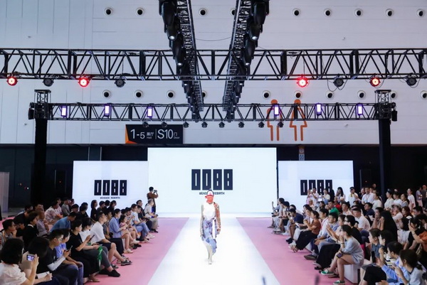  7月26日，第五屆中國（紹興）紡織新材料展在紹興國際會展中心拉開帷幕。500家企業(yè)參展，首日5000多名專業(yè)觀眾入場，展會炙熱的對接氛圍有如7月的氣浪，使行業(yè)快速升溫。海內(nèi)外企業(yè)積極響應(yīng)，原料龍頭企業(yè)高 &ldquo;復(fù)參率&rdquo;，歷經(jīng)五屆的新材料展有何獨(dú)特魅力？ 圖片  圖片  會展品質(zhì)乘勢而上   本屆新材料展獲得UFI國際展覽協(xié)會認(rèn)證，是工信部、商務(wù)部組織的2023年&ldquo;優(yōu)供給促升級&rdquo;系列活動之一，基于往屆資源優(yōu)勢，對展覽規(guī)劃、買家邀約、會務(wù)聯(lián)動等進(jìn)行了全線融合升級，展會品質(zhì)躍升，煥發(fā)新的風(fēng)采。展會由中國長絲織造協(xié)會、紹興市商務(wù)局、中國國際貿(mào)易委員會紹興市委員會、中國國際商會紹興商會、紹興市柯橋區(qū)會展業(yè)發(fā)展中心主辦，浙江三博會展股份有限公司聯(lián)合主辦，紹興市柯橋區(qū)中國輕紡城展會有限公司承辦，紹興市經(jīng)信局、浙江省紡織面料設(shè)計(jì)協(xié)會、七彩云、紹興市紡織行業(yè)協(xié)會協(xié)辦。  圖片  圖片  開幕盛況  國際展商同臺賽寶   本次展會共500家展商參展，設(shè)新材料、新織造、新設(shè)備、新面料四大特色展區(qū)，有超10萬款科技纖維、創(chuàng)新面料、紡機(jī)設(shè)備在展會發(fā)布。魏橋紡織、昆山東利、興發(fā)化纖、吉林化纖、通用新材料、德州恒豐、佳人新材料、浙江興發(fā)、紹興國周、鐠美科等知名紡織龍頭企業(yè)參展。紹興新昌紡機(jī)產(chǎn)業(yè)展團(tuán)、湖州長興織造產(chǎn)業(yè)展團(tuán)、諸暨繡花機(jī)械產(chǎn)業(yè)展團(tuán)、上虞染化料助劑產(chǎn)業(yè)展團(tuán)等區(qū)域展團(tuán)亮相。本屆展會更是引眾多RCEP國家和地區(qū)的展商組團(tuán)奔赴而來，在國際展區(qū)，韓國ditto時尚聯(lián)盟、緬甸中國商會、莫斯科中小企業(yè)工商會等國際展團(tuán)人氣旺盛。  圖片  企業(yè)展區(qū)  眾多展商聚焦雙碳熱點(diǎn)，圍繞綠色、健康、智造等方向展開產(chǎn)品角逐。魏橋紡織的生物基綠色環(huán)保+抗菌混紡系列、湖州威達(dá)集團(tuán)的綠色環(huán)保色紡紗系列、昆山東利的仿生透氣科技面料系列、吳江蘭天織造的UV對抗仿生科技面料、新型雙層直充防寒面料、機(jī)能無氨彈力面料等展品亮點(diǎn)頻出，展商企業(yè)開啟&ldquo;搶客&rdquo;模式，緊抓展會機(jī)遇尋求下游合作。本屆展會有更大規(guī)模的智能紡機(jī)、織機(jī)設(shè)備企業(yè)參展，進(jìn)一步彰顯國產(chǎn)智能織造的研發(fā)水平，鐠美科、浙江康立自控科技、浙江凱成智能設(shè)備、浙江瑪雅機(jī)電等展位帶來媲美國際水平的最新機(jī)械設(shè)備，令人矚目。  圖片  設(shè)備展區(qū)  探索解決行業(yè)困惑與瓶頸，是新材料展歷經(jīng)多屆與各企業(yè)總結(jié)、達(dá)成的共識，也是其不僅在于產(chǎn)品展貿(mào)，更在于新理念的交匯的價值內(nèi)涵。  國際視野論外貿(mào)   由中國紡織品進(jìn)出口商會主辦的2023紹興國際（RCEP）紡織服裝產(chǎn)業(yè)論壇系列活動與展會同期同館開幕。論壇以&ldquo;RCEP新機(jī)遇-紡織產(chǎn)業(yè)新格局&rdquo;為主題，就國內(nèi)紡織產(chǎn)業(yè)結(jié)構(gòu)與RCEP國際紡織服裝產(chǎn)業(yè)的發(fā)展趨勢進(jìn)行研討與產(chǎn)業(yè)對接。中國紡織品進(jìn)出口商會副會長王宇、韓國時尚服裝人工智能研究所院長金蕙京、緬甸中國紡織服裝協(xié)會會長施坤等嘉賓為論壇開幕致辭。  圖片  圖片 論壇開幕式  論壇開幕式后，首場系列活動韓國服飾流行趨勢論壇在展會時尚活動區(qū)舉辦，多家韓國時裝品牌聯(lián)合走秀，同時Dito&ditto，ISAE，F(xiàn)&PLUS等韓國時尚機(jī)構(gòu)帶來韓國時尚產(chǎn)業(yè)與數(shù)字技術(shù)的發(fā)展趨勢分享。后續(xù)將陸續(xù)舉辦2023生物基纖維材料產(chǎn)業(yè)技術(shù)論壇、走進(jìn)中國輕紡城市場對接會、亞洲紡織服裝供應(yīng)鏈高增長論壇等系列活動。  圖片  圖片 論壇系列活動&mdash;&mdash;韓國服飾流行趨勢論壇  中國纖維展姿態(tài)   作為歷屆新材料展重要配套論壇，2023中國紹興紡織新材料論壇將于展會第二日舉辦。將聚集昆山東利、浙江中國輕紡城集團(tuán)、浙江佳人新材料、紹興隆泰石墨烯、特思達(dá)（TESTEX）、廣東人仁康、浙江中紡標(biāo)、紹興織蛛物聯(lián)科技等企業(yè)作新產(chǎn)品新項(xiàng)目分享，帶來中國輕紡城紡織新材料采購中心推介，環(huán)保面料、再生聚酯新材料、石墨烯等纖維面料創(chuàng)新產(chǎn)品發(fā)布，OEKO-TEX&reg; STANDARD 100安全標(biāo)準(zhǔn)、健康紡織品標(biāo)準(zhǔn)、5A光子抗菌、坯布在線檢測等檢測后整理技術(shù)分享，諸多亮點(diǎn)值得期待。  圖片  觸摸纖維時尚,躍升品牌能級,纖維材料的性能之變，已經(jīng)與終端產(chǎn)品在競爭市場的廝殺突圍息息相關(guān)，從面料到服裝、家紡，從國內(nèi)企業(yè)到海外品牌，都不能錯過這一場產(chǎn)業(yè)對接的盛會。  跨越山海齊聚首   本屆展會借助今年全線升級之勢，全面擴(kuò)大對面料、服裝業(yè)大規(guī)模大品牌企業(yè)的邀約，并提前進(jìn)行買家需求的預(yù)采集和展商產(chǎn)品的預(yù)對接，顯著提升買家熱情和觀展效率。展會首日，丹東華洋紡織服裝、北京奔流野外運(yùn)動服裝、北京方圣時尚、華紡股份有限公司等品牌買家應(yīng)邀而來，廣東、湖州、義烏、新疆等十余個地區(qū)采購團(tuán)紛紛到場，更有韓國、俄羅斯、越南、緬甸等數(shù)百名海外買家跨越山海來相會，如國際知名服裝品牌 J.K. Apparel、DOBB、LUBOO、YL co.,ltd、CHUNSANGDOO INNOCENCE、DAYGREEN INC等。  圖片  采供對接  商貿(mào)對接攬訂單   展會打通產(chǎn)業(yè)鏈，延伸展貿(mào)對接服務(wù)。現(xiàn)場，快時尚跨境電商企業(yè)SheIn開啟為期兩天的面料專場、服裝專場閉門采購會，帶來數(shù)百類采購需求。國內(nèi)品牌采購團(tuán)走進(jìn)紡織源產(chǎn)地中國輕紡城市場，展開時尚買手與優(yōu)質(zhì)原創(chuàng)面料的靈感碰撞。展會第二日，亞洲染料聯(lián)合會、韓國纖維產(chǎn)業(yè)研究院、莫斯科中小企業(yè)商會、越南紡織商會、緬甸中國商會等國際采購團(tuán)也將進(jìn)市場與柯橋面料企業(yè)接洽外貿(mào)訂單。  圖片  圖片 采供對接  2023中國（紹興）紡織新材料展打造了新材料、新技術(shù)的信息高地，以國際展會的標(biāo)準(zhǔn)，向內(nèi)外貿(mào)一體化展會平臺成長蛻變，它是當(dāng)下紡織供應(yīng)鏈趨勢的具象展示，更是一場中國纖維向世界的傾訴表達(dá)。  圖片  圖片 圖片 ?觸摸纖維時尚、躍升品牌能級，第五屆中國（紹興）紡織新材料展盛大開幕