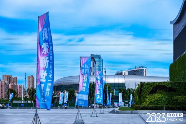  7月26日，第五屆中國（紹興）紡織新材料展在紹興國際會展中心拉開帷幕。500家企業(yè)參展，首日5000多名專業(yè)觀眾入場，展會炙熱的對接氛圍有如7月的氣浪，使行業(yè)快速升溫。海內(nèi)外企業(yè)積極響應(yīng)，原料龍頭企業(yè)高 &ldquo;復(fù)參率&rdquo;，歷經(jīng)五屆的新材料展有何獨(dú)特魅力？ 圖片  圖片  會展品質(zhì)乘勢而上   本屆新材料展獲得UFI國際展覽協(xié)會認(rèn)證，是工信部、商務(wù)部組織的2023年&ldquo;優(yōu)供給促升級&rdquo;系列活動之一，基于往屆資源優(yōu)勢，對展覽規(guī)劃、買家邀約、會務(wù)聯(lián)動等進(jìn)行了全線融合升級，展會品質(zhì)躍升，煥發(fā)新的風(fēng)采。展會由中國長絲織造協(xié)會、紹興市商務(wù)局、中國國際貿(mào)易委員會紹興市委員會、中國國際商會紹興商會、紹興市柯橋區(qū)會展業(yè)發(fā)展中心主辦，浙江三博會展股份有限公司聯(lián)合主辦，紹興市柯橋區(qū)中國輕紡城展會有限公司承辦，紹興市經(jīng)信局、浙江省紡織面料設(shè)計(jì)協(xié)會、七彩云、紹興市紡織行業(yè)協(xié)會協(xié)辦。  圖片  圖片  開幕盛況  國際展商同臺賽寶   本次展會共500家展商參展，設(shè)新材料、新織造、新設(shè)備、新面料四大特色展區(qū)，有超10萬款科技纖維、創(chuàng)新面料、紡機(jī)設(shè)備在展會發(fā)布。魏橋紡織、昆山東利、興發(fā)化纖、吉林化纖、通用新材料、德州恒豐、佳人新材料、浙江興發(fā)、紹興國周、鐠美科等知名紡織龍頭企業(yè)參展。紹興新昌紡機(jī)產(chǎn)業(yè)展團(tuán)、湖州長興織造產(chǎn)業(yè)展團(tuán)、諸暨繡花機(jī)械產(chǎn)業(yè)展團(tuán)、上虞染化料助劑產(chǎn)業(yè)展團(tuán)等區(qū)域展團(tuán)亮相。本屆展會更是引眾多RCEP國家和地區(qū)的展商組團(tuán)奔赴而來，在國際展區(qū)，韓國ditto時尚聯(lián)盟、緬甸中國商會、莫斯科中小企業(yè)工商會等國際展團(tuán)人氣旺盛。  圖片  企業(yè)展區(qū)  眾多展商聚焦雙碳熱點(diǎn)，圍繞綠色、健康、智造等方向展開產(chǎn)品角逐。魏橋紡織的生物基綠色環(huán)保+抗菌混紡系列、湖州威達(dá)集團(tuán)的綠色環(huán)保色紡紗系列、昆山東利的仿生透氣科技面料系列、吳江蘭天織造的UV對抗仿生科技面料、新型雙層直充防寒面料、機(jī)能無氨彈力面料等展品亮點(diǎn)頻出，展商企業(yè)開啟&ldquo;搶客&rdquo;模式，緊抓展會機(jī)遇尋求下游合作。本屆展會有更大規(guī)模的智能紡機(jī)、織機(jī)設(shè)備企業(yè)參展，進(jìn)一步彰顯國產(chǎn)智能織造的研發(fā)水平，鐠美科、浙江康立自控科技、浙江凱成智能設(shè)備、浙江瑪雅機(jī)電等展位帶來媲美國際水平的最新機(jī)械設(shè)備，令人矚目。  圖片  設(shè)備展區(qū)  探索解決行業(yè)困惑與瓶頸，是新材料展歷經(jīng)多屆與各企業(yè)總結(jié)、達(dá)成的共識，也是其不僅在于產(chǎn)品展貿(mào)，更在于新理念的交匯的價值內(nèi)涵。  國際視野論外貿(mào)   由中國紡織品進(jìn)出口商會主辦的2023紹興國際（RCEP）紡織服裝產(chǎn)業(yè)論壇系列活動與展會同期同館開幕。論壇以&ldquo;RCEP新機(jī)遇-紡織產(chǎn)業(yè)新格局&rdquo;為主題，就國內(nèi)紡織產(chǎn)業(yè)結(jié)構(gòu)與RCEP國際紡織服裝產(chǎn)業(yè)的發(fā)展趨勢進(jìn)行研討與產(chǎn)業(yè)對接。中國紡織品進(jìn)出口商會副會長王宇、韓國時尚服裝人工智能研究所院長金蕙京、緬甸中國紡織服裝協(xié)會會長施坤等嘉賓為論壇開幕致辭。  圖片  圖片 論壇開幕式  論壇開幕式后，首場系列活動韓國服飾流行趨勢論壇在展會時尚活動區(qū)舉辦，多家韓國時裝品牌聯(lián)合走秀，同時Dito&ditto，ISAE，F(xiàn)&PLUS等韓國時尚機(jī)構(gòu)帶來韓國時尚產(chǎn)業(yè)與數(shù)字技術(shù)的發(fā)展趨勢分享。后續(xù)將陸續(xù)舉辦2023生物基纖維材料產(chǎn)業(yè)技術(shù)論壇、走進(jìn)中國輕紡城市場對接會、亞洲紡織服裝供應(yīng)鏈高增長論壇等系列活動。  圖片  圖片 論壇系列活動&mdash;&mdash;韓國服飾流行趨勢論壇  中國纖維展姿態(tài)   作為歷屆新材料展重要配套論壇，2023中國紹興紡織新材料論壇將于展會第二日舉辦。將聚集昆山東利、浙江中國輕紡城集團(tuán)、浙江佳人新材料、紹興隆泰石墨烯、特思達(dá)（TESTEX）、廣東人仁康、浙江中紡標(biāo)、紹興織蛛物聯(lián)科技等企業(yè)作新產(chǎn)品新項(xiàng)目分享，帶來中國輕紡城紡織新材料采購中心推介，環(huán)保面料、再生聚酯新材料、石墨烯等纖維面料創(chuàng)新產(chǎn)品發(fā)布，OEKO-TEX&reg; STANDARD 100安全標(biāo)準(zhǔn)、健康紡織品標(biāo)準(zhǔn)、5A光子抗菌、坯布在線檢測等檢測后整理技術(shù)分享，諸多亮點(diǎn)值得期待。  圖片  觸摸纖維時尚,躍升品牌能級,纖維材料的性能之變，已經(jīng)與終端產(chǎn)品在競爭市場的廝殺突圍息息相關(guān)，從面料到服裝、家紡，從國內(nèi)企業(yè)到海外品牌，都不能錯過這一場產(chǎn)業(yè)對接的盛會。  跨越山海齊聚首   本屆展會借助今年全線升級之勢，全面擴(kuò)大對面料、服裝業(yè)大規(guī)模大品牌企業(yè)的邀約，并提前進(jìn)行買家需求的預(yù)采集和展商產(chǎn)品的預(yù)對接，顯著提升買家熱情和觀展效率。展會首日，丹東華洋紡織服裝、北京奔流野外運(yùn)動服裝、北京方圣時尚、華紡股份有限公司等品牌買家應(yīng)邀而來，廣東、湖州、義烏、新疆等十余個地區(qū)采購團(tuán)紛紛到場，更有韓國、俄羅斯、越南、緬甸等數(shù)百名海外買家跨越山海來相會，如國際知名服裝品牌 J.K. Apparel、DOBB、LUBOO、YL co.,ltd、CHUNSANGDOO INNOCENCE、DAYGREEN INC等。  圖片  采供對接  商貿(mào)對接攬訂單   展會打通產(chǎn)業(yè)鏈，延伸展貿(mào)對接服務(wù)。現(xiàn)場，快時尚跨境電商企業(yè)SheIn開啟為期兩天的面料專場、服裝專場閉門采購會，帶來數(shù)百類采購需求。國內(nèi)品牌采購團(tuán)走進(jìn)紡織源產(chǎn)地中國輕紡城市場，展開時尚買手與優(yōu)質(zhì)原創(chuàng)面料的靈感碰撞。展會第二日，亞洲染料聯(lián)合會、韓國纖維產(chǎn)業(yè)研究院、莫斯科中小企業(yè)商會、越南紡織商會、緬甸中國商會等國際采購團(tuán)也將進(jìn)市場與柯橋面料企業(yè)接洽外貿(mào)訂單。  圖片  圖片 采供對接  2023中國（紹興）紡織新材料展打造了新材料、新技術(shù)的信息高地，以國際展會的標(biāo)準(zhǔn)，向內(nèi)外貿(mào)一體化展會平臺成長蛻變，它是當(dāng)下紡織供應(yīng)鏈趨勢的具象展示，更是一場中國纖維向世界的傾訴表達(dá)。  圖片  圖片 圖片 ?觸摸纖維時尚、躍升品牌能級，第五屆中國（紹興）紡織新材料展盛大開幕