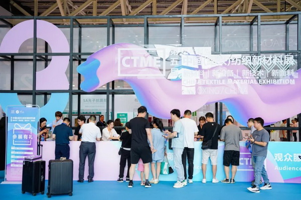  7月26日，第五屆中國（紹興）紡織新材料展在紹興國際會展中心拉開帷幕。500家企業(yè)參展，首日5000多名專業(yè)觀眾入場，展會炙熱的對接氛圍有如7月的氣浪，使行業(yè)快速升溫。海內(nèi)外企業(yè)積極響應(yīng)，原料龍頭企業(yè)高 &ldquo;復(fù)參率&rdquo;，歷經(jīng)五屆的新材料展有何獨(dú)特魅力？ 圖片  圖片  會展品質(zhì)乘勢而上   本屆新材料展獲得UFI國際展覽協(xié)會認(rèn)證，是工信部、商務(wù)部組織的2023年&ldquo;優(yōu)供給促升級&rdquo;系列活動之一，基于往屆資源優(yōu)勢，對展覽規(guī)劃、買家邀約、會務(wù)聯(lián)動等進(jìn)行了全線融合升級，展會品質(zhì)躍升，煥發(fā)新的風(fēng)采。展會由中國長絲織造協(xié)會、紹興市商務(wù)局、中國國際貿(mào)易委員會紹興市委員會、中國國際商會紹興商會、紹興市柯橋區(qū)會展業(yè)發(fā)展中心主辦，浙江三博會展股份有限公司聯(lián)合主辦，紹興市柯橋區(qū)中國輕紡城展會有限公司承辦，紹興市經(jīng)信局、浙江省紡織面料設(shè)計(jì)協(xié)會、七彩云、紹興市紡織行業(yè)協(xié)會協(xié)辦。  圖片  圖片  開幕盛況  國際展商同臺賽寶   本次展會共500家展商參展，設(shè)新材料、新織造、新設(shè)備、新面料四大特色展區(qū)，有超10萬款科技纖維、創(chuàng)新面料、紡機(jī)設(shè)備在展會發(fā)布。魏橋紡織、昆山東利、興發(fā)化纖、吉林化纖、通用新材料、德州恒豐、佳人新材料、浙江興發(fā)、紹興國周、鐠美科等知名紡織龍頭企業(yè)參展。紹興新昌紡機(jī)產(chǎn)業(yè)展團(tuán)、湖州長興織造產(chǎn)業(yè)展團(tuán)、諸暨繡花機(jī)械產(chǎn)業(yè)展團(tuán)、上虞染化料助劑產(chǎn)業(yè)展團(tuán)等區(qū)域展團(tuán)亮相。本屆展會更是引眾多RCEP國家和地區(qū)的展商組團(tuán)奔赴而來，在國際展區(qū)，韓國ditto時尚聯(lián)盟、緬甸中國商會、莫斯科中小企業(yè)工商會等國際展團(tuán)人氣旺盛。  圖片  企業(yè)展區(qū)  眾多展商聚焦雙碳熱點(diǎn)，圍繞綠色、健康、智造等方向展開產(chǎn)品角逐。魏橋紡織的生物基綠色環(huán)保+抗菌混紡系列、湖州威達(dá)集團(tuán)的綠色環(huán)保色紡紗系列、昆山東利的仿生透氣科技面料系列、吳江蘭天織造的UV對抗仿生科技面料、新型雙層直充防寒面料、機(jī)能無氨彈力面料等展品亮點(diǎn)頻出，展商企業(yè)開啟&ldquo;搶客&rdquo;模式，緊抓展會機(jī)遇尋求下游合作。本屆展會有更大規(guī)模的智能紡機(jī)、織機(jī)設(shè)備企業(yè)參展，進(jìn)一步彰顯國產(chǎn)智能織造的研發(fā)水平，鐠美科、浙江康立自控科技、浙江凱成智能設(shè)備、浙江瑪雅機(jī)電等展位帶來媲美國際水平的最新機(jī)械設(shè)備，令人矚目。  圖片  設(shè)備展區(qū)  探索解決行業(yè)困惑與瓶頸，是新材料展歷經(jīng)多屆與各企業(yè)總結(jié)、達(dá)成的共識，也是其不僅在于產(chǎn)品展貿(mào)，更在于新理念的交匯的價值內(nèi)涵。  國際視野論外貿(mào)   由中國紡織品進(jìn)出口商會主辦的2023紹興國際（RCEP）紡織服裝產(chǎn)業(yè)論壇系列活動與展會同期同館開幕。論壇以&ldquo;RCEP新機(jī)遇-紡織產(chǎn)業(yè)新格局&rdquo;為主題，就國內(nèi)紡織產(chǎn)業(yè)結(jié)構(gòu)與RCEP國際紡織服裝產(chǎn)業(yè)的發(fā)展趨勢進(jìn)行研討與產(chǎn)業(yè)對接。中國紡織品進(jìn)出口商會副會長王宇、韓國時尚服裝人工智能研究所院長金蕙京、緬甸中國紡織服裝協(xié)會會長施坤等嘉賓為論壇開幕致辭。  圖片  圖片 論壇開幕式  論壇開幕式后，首場系列活動韓國服飾流行趨勢論壇在展會時尚活動區(qū)舉辦，多家韓國時裝品牌聯(lián)合走秀，同時Dito&ditto，ISAE，F(xiàn)&PLUS等韓國時尚機(jī)構(gòu)帶來韓國時尚產(chǎn)業(yè)與數(shù)字技術(shù)的發(fā)展趨勢分享。后續(xù)將陸續(xù)舉辦2023生物基纖維材料產(chǎn)業(yè)技術(shù)論壇、走進(jìn)中國輕紡城市場對接會、亞洲紡織服裝供應(yīng)鏈高增長論壇等系列活動。  圖片  圖片 論壇系列活動&mdash;&mdash;韓國服飾流行趨勢論壇  中國纖維展姿態(tài)   作為歷屆新材料展重要配套論壇，2023中國紹興紡織新材料論壇將于展會第二日舉辦。將聚集昆山東利、浙江中國輕紡城集團(tuán)、浙江佳人新材料、紹興隆泰石墨烯、特思達(dá)（TESTEX）、廣東人仁康、浙江中紡標(biāo)、紹興織蛛物聯(lián)科技等企業(yè)作新產(chǎn)品新項(xiàng)目分享，帶來中國輕紡城紡織新材料采購中心推介，環(huán)保面料、再生聚酯新材料、石墨烯等纖維面料創(chuàng)新產(chǎn)品發(fā)布，OEKO-TEX&reg; STANDARD 100安全標(biāo)準(zhǔn)、健康紡織品標(biāo)準(zhǔn)、5A光子抗菌、坯布在線檢測等檢測后整理技術(shù)分享，諸多亮點(diǎn)值得期待。  圖片  觸摸纖維時尚,躍升品牌能級,纖維材料的性能之變，已經(jīng)與終端產(chǎn)品在競爭市場的廝殺突圍息息相關(guān)，從面料到服裝、家紡，從國內(nèi)企業(yè)到海外品牌，都不能錯過這一場產(chǎn)業(yè)對接的盛會。  跨越山海齊聚首   本屆展會借助今年全線升級之勢，全面擴(kuò)大對面料、服裝業(yè)大規(guī)模大品牌企業(yè)的邀約，并提前進(jìn)行買家需求的預(yù)采集和展商產(chǎn)品的預(yù)對接，顯著提升買家熱情和觀展效率。展會首日，丹東華洋紡織服裝、北京奔流野外運(yùn)動服裝、北京方圣時尚、華紡股份有限公司等品牌買家應(yīng)邀而來，廣東、湖州、義烏、新疆等十余個地區(qū)采購團(tuán)紛紛到場，更有韓國、俄羅斯、越南、緬甸等數(shù)百名海外買家跨越山海來相會，如國際知名服裝品牌 J.K. Apparel、DOBB、LUBOO、YL co.,ltd、CHUNSANGDOO INNOCENCE、DAYGREEN INC等。  圖片  采供對接  商貿(mào)對接攬訂單   展會打通產(chǎn)業(yè)鏈，延伸展貿(mào)對接服務(wù)。現(xiàn)場，快時尚跨境電商企業(yè)SheIn開啟為期兩天的面料專場、服裝專場閉門采購會，帶來數(shù)百類采購需求。國內(nèi)品牌采購團(tuán)走進(jìn)紡織源產(chǎn)地中國輕紡城市場，展開時尚買手與優(yōu)質(zhì)原創(chuàng)面料的靈感碰撞。展會第二日，亞洲染料聯(lián)合會、韓國纖維產(chǎn)業(yè)研究院、莫斯科中小企業(yè)商會、越南紡織商會、緬甸中國商會等國際采購團(tuán)也將進(jìn)市場與柯橋面料企業(yè)接洽外貿(mào)訂單。  圖片  圖片 采供對接  2023中國（紹興）紡織新材料展打造了新材料、新技術(shù)的信息高地，以國際展會的標(biāo)準(zhǔn)，向內(nèi)外貿(mào)一體化展會平臺成長蛻變，它是當(dāng)下紡織供應(yīng)鏈趨勢的具象展示，更是一場中國纖維向世界的傾訴表達(dá)。  圖片  圖片 圖片 ?觸摸纖維時尚、躍升品牌能級，第五屆中國（紹興）紡織新材料展盛大開幕