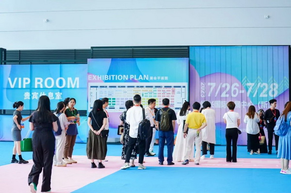  7月26日，第五屆中國（紹興）紡織新材料展在紹興國際會展中心拉開帷幕。500家企業(yè)參展，首日5000多名專業(yè)觀眾入場，展會炙熱的對接氛圍有如7月的氣浪，使行業(yè)快速升溫。海內(nèi)外企業(yè)積極響應(yīng)，原料龍頭企業(yè)高 &ldquo;復(fù)參率&rdquo;，歷經(jīng)五屆的新材料展有何獨(dú)特魅力？ 圖片  圖片  會展品質(zhì)乘勢而上   本屆新材料展獲得UFI國際展覽協(xié)會認(rèn)證，是工信部、商務(wù)部組織的2023年&ldquo;優(yōu)供給促升級&rdquo;系列活動之一，基于往屆資源優(yōu)勢，對展覽規(guī)劃、買家邀約、會務(wù)聯(lián)動等進(jìn)行了全線融合升級，展會品質(zhì)躍升，煥發(fā)新的風(fēng)采。展會由中國長絲織造協(xié)會、紹興市商務(wù)局、中國國際貿(mào)易委員會紹興市委員會、中國國際商會紹興商會、紹興市柯橋區(qū)會展業(yè)發(fā)展中心主辦，浙江三博會展股份有限公司聯(lián)合主辦，紹興市柯橋區(qū)中國輕紡城展會有限公司承辦，紹興市經(jīng)信局、浙江省紡織面料設(shè)計(jì)協(xié)會、七彩云、紹興市紡織行業(yè)協(xié)會協(xié)辦。  圖片  圖片  開幕盛況  國際展商同臺賽寶   本次展會共500家展商參展，設(shè)新材料、新織造、新設(shè)備、新面料四大特色展區(qū)，有超10萬款科技纖維、創(chuàng)新面料、紡機(jī)設(shè)備在展會發(fā)布。魏橋紡織、昆山東利、興發(fā)化纖、吉林化纖、通用新材料、德州恒豐、佳人新材料、浙江興發(fā)、紹興國周、鐠美科等知名紡織龍頭企業(yè)參展。紹興新昌紡機(jī)產(chǎn)業(yè)展團(tuán)、湖州長興織造產(chǎn)業(yè)展團(tuán)、諸暨繡花機(jī)械產(chǎn)業(yè)展團(tuán)、上虞染化料助劑產(chǎn)業(yè)展團(tuán)等區(qū)域展團(tuán)亮相。本屆展會更是引眾多RCEP國家和地區(qū)的展商組團(tuán)奔赴而來，在國際展區(qū)，韓國ditto時尚聯(lián)盟、緬甸中國商會、莫斯科中小企業(yè)工商會等國際展團(tuán)人氣旺盛。  圖片  企業(yè)展區(qū)  眾多展商聚焦雙碳熱點(diǎn)，圍繞綠色、健康、智造等方向展開產(chǎn)品角逐。魏橋紡織的生物基綠色環(huán)保+抗菌混紡系列、湖州威達(dá)集團(tuán)的綠色環(huán)保色紡紗系列、昆山東利的仿生透氣科技面料系列、吳江蘭天織造的UV對抗仿生科技面料、新型雙層直充防寒面料、機(jī)能無氨彈力面料等展品亮點(diǎn)頻出，展商企業(yè)開啟&ldquo;搶客&rdquo;模式，緊抓展會機(jī)遇尋求下游合作。本屆展會有更大規(guī)模的智能紡機(jī)、織機(jī)設(shè)備企業(yè)參展，進(jìn)一步彰顯國產(chǎn)智能織造的研發(fā)水平，鐠美科、浙江康立自控科技、浙江凱成智能設(shè)備、浙江瑪雅機(jī)電等展位帶來媲美國際水平的最新機(jī)械設(shè)備，令人矚目。  圖片  設(shè)備展區(qū)  探索解決行業(yè)困惑與瓶頸，是新材料展歷經(jīng)多屆與各企業(yè)總結(jié)、達(dá)成的共識，也是其不僅在于產(chǎn)品展貿(mào)，更在于新理念的交匯的價值內(nèi)涵。  國際視野論外貿(mào)   由中國紡織品進(jìn)出口商會主辦的2023紹興國際（RCEP）紡織服裝產(chǎn)業(yè)論壇系列活動與展會同期同館開幕。論壇以&ldquo;RCEP新機(jī)遇-紡織產(chǎn)業(yè)新格局&rdquo;為主題，就國內(nèi)紡織產(chǎn)業(yè)結(jié)構(gòu)與RCEP國際紡織服裝產(chǎn)業(yè)的發(fā)展趨勢進(jìn)行研討與產(chǎn)業(yè)對接。中國紡織品進(jìn)出口商會副會長王宇、韓國時尚服裝人工智能研究所院長金蕙京、緬甸中國紡織服裝協(xié)會會長施坤等嘉賓為論壇開幕致辭。  圖片  圖片 論壇開幕式  論壇開幕式后，首場系列活動韓國服飾流行趨勢論壇在展會時尚活動區(qū)舉辦，多家韓國時裝品牌聯(lián)合走秀，同時Dito&ditto，ISAE，F(xiàn)&PLUS等韓國時尚機(jī)構(gòu)帶來韓國時尚產(chǎn)業(yè)與數(shù)字技術(shù)的發(fā)展趨勢分享。后續(xù)將陸續(xù)舉辦2023生物基纖維材料產(chǎn)業(yè)技術(shù)論壇、走進(jìn)中國輕紡城市場對接會、亞洲紡織服裝供應(yīng)鏈高增長論壇等系列活動。  圖片  圖片 論壇系列活動&mdash;&mdash;韓國服飾流行趨勢論壇  中國纖維展姿態(tài)   作為歷屆新材料展重要配套論壇，2023中國紹興紡織新材料論壇將于展會第二日舉辦。將聚集昆山東利、浙江中國輕紡城集團(tuán)、浙江佳人新材料、紹興隆泰石墨烯、特思達(dá)（TESTEX）、廣東人仁康、浙江中紡標(biāo)、紹興織蛛物聯(lián)科技等企業(yè)作新產(chǎn)品新項(xiàng)目分享，帶來中國輕紡城紡織新材料采購中心推介，環(huán)保面料、再生聚酯新材料、石墨烯等纖維面料創(chuàng)新產(chǎn)品發(fā)布，OEKO-TEX&reg; STANDARD 100安全標(biāo)準(zhǔn)、健康紡織品標(biāo)準(zhǔn)、5A光子抗菌、坯布在線檢測等檢測后整理技術(shù)分享，諸多亮點(diǎn)值得期待。  圖片  觸摸纖維時尚,躍升品牌能級,纖維材料的性能之變，已經(jīng)與終端產(chǎn)品在競爭市場的廝殺突圍息息相關(guān)，從面料到服裝、家紡，從國內(nèi)企業(yè)到海外品牌，都不能錯過這一場產(chǎn)業(yè)對接的盛會。  跨越山海齊聚首   本屆展會借助今年全線升級之勢，全面擴(kuò)大對面料、服裝業(yè)大規(guī)模大品牌企業(yè)的邀約，并提前進(jìn)行買家需求的預(yù)采集和展商產(chǎn)品的預(yù)對接，顯著提升買家熱情和觀展效率。展會首日，丹東華洋紡織服裝、北京奔流野外運(yùn)動服裝、北京方圣時尚、華紡股份有限公司等品牌買家應(yīng)邀而來，廣東、湖州、義烏、新疆等十余個地區(qū)采購團(tuán)紛紛到場，更有韓國、俄羅斯、越南、緬甸等數(shù)百名海外買家跨越山海來相會，如國際知名服裝品牌 J.K. Apparel、DOBB、LUBOO、YL co.,ltd、CHUNSANGDOO INNOCENCE、DAYGREEN INC等。  圖片  采供對接  商貿(mào)對接攬訂單   展會打通產(chǎn)業(yè)鏈，延伸展貿(mào)對接服務(wù)。現(xiàn)場，快時尚跨境電商企業(yè)SheIn開啟為期兩天的面料專場、服裝專場閉門采購會，帶來數(shù)百類采購需求。國內(nèi)品牌采購團(tuán)走進(jìn)紡織源產(chǎn)地中國輕紡城市場，展開時尚買手與優(yōu)質(zhì)原創(chuàng)面料的靈感碰撞。展會第二日，亞洲染料聯(lián)合會、韓國纖維產(chǎn)業(yè)研究院、莫斯科中小企業(yè)商會、越南紡織商會、緬甸中國商會等國際采購團(tuán)也將進(jìn)市場與柯橋面料企業(yè)接洽外貿(mào)訂單。  圖片  圖片 采供對接  2023中國（紹興）紡織新材料展打造了新材料、新技術(shù)的信息高地，以國際展會的標(biāo)準(zhǔn)，向內(nèi)外貿(mào)一體化展會平臺成長蛻變，它是當(dāng)下紡織供應(yīng)鏈趨勢的具象展示，更是一場中國纖維向世界的傾訴表達(dá)。  圖片  圖片 圖片 ?觸摸纖維時尚、躍升品牌能級，第五屆中國（紹興）紡織新材料展盛大開幕