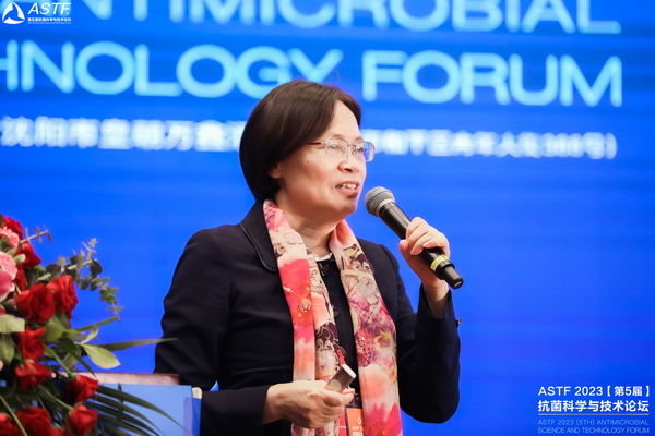 八月盛京，秋意漸濃，8月10日上午，為期兩天的ASTF2023（第5屆）抗菌科學(xué)與技術(shù)論壇在沈陽皇朝萬鑫酒店開幕，本次論壇由中關(guān)村匯智抗菌新材料產(chǎn)業(yè)技術(shù)創(chuàng)新聯(lián)盟、東北大學(xué)和中國科學(xué)院金屬研究所共同主辦，將有本次大會(huì)以&ldquo;抗菌科學(xué)引領(lǐng)生物安全&rdquo;為主題，&ldquo;3位院士大會(huì)報(bào)告+14個(gè)分會(huì)場/論壇+260+報(bào)告+逾80墻報(bào)+現(xiàn)場展位&rdquo;論文摘要集等多種形式展示最新抗菌科學(xué)和研究，并以現(xiàn)場展位形式介紹最新抗菌技術(shù)、產(chǎn)品、儀器和設(shè)備等，以增進(jìn)國內(nèi)外抗菌學(xué)術(shù)交流，促進(jìn)抗菌科學(xué)創(chuàng)新與發(fā)展。 來自全國220多家高校、科研院所，以及110多家企業(yè)的超700位會(huì)議代表出席。
