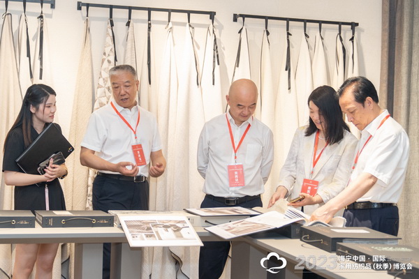 &ldquo;智造讓家更美好&rdquo;--2023海寧中國(guó)&middot;國(guó)際家用紡織品（秋季）博覽會(huì)在浙江海寧許村鎮(zhèn)&middot;海寧中國(guó)家紡城盛大開幕。