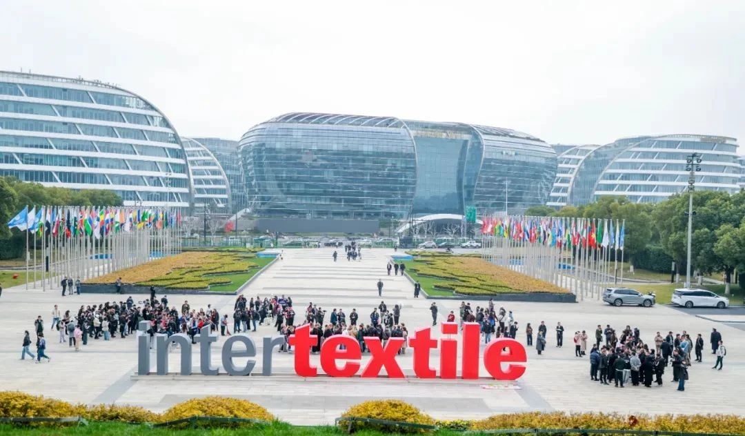 3月13日,為期三天的2025intertextile春夏面輔料展在國家會展中心(上海)圓滿落幕。本屆博覽會以近19萬平方米總展出面積,匯聚來自全球24個國家和地區(qū)的超3100家參展商。從源頭為紡織行業(yè)高質(zhì)量發(fā)展注入信心與動能,展示了紡織行業(yè)的最新技術(shù)與創(chuàng)新成果。其中,海纖生物的海藻纖維、海絲林及海藻炭泥系列產(chǎn)品憑借其深海黑科技的獨特魅力,成為展會焦點,吸引了眾多專業(yè)觀眾的目光。