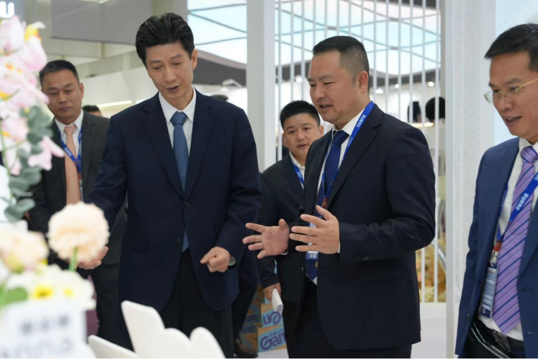 向上生長對抗行業(yè)內(nèi)卷！櫻姿娜于潮汕服博會發(fā)布第三代鉑金蠶絲褲
