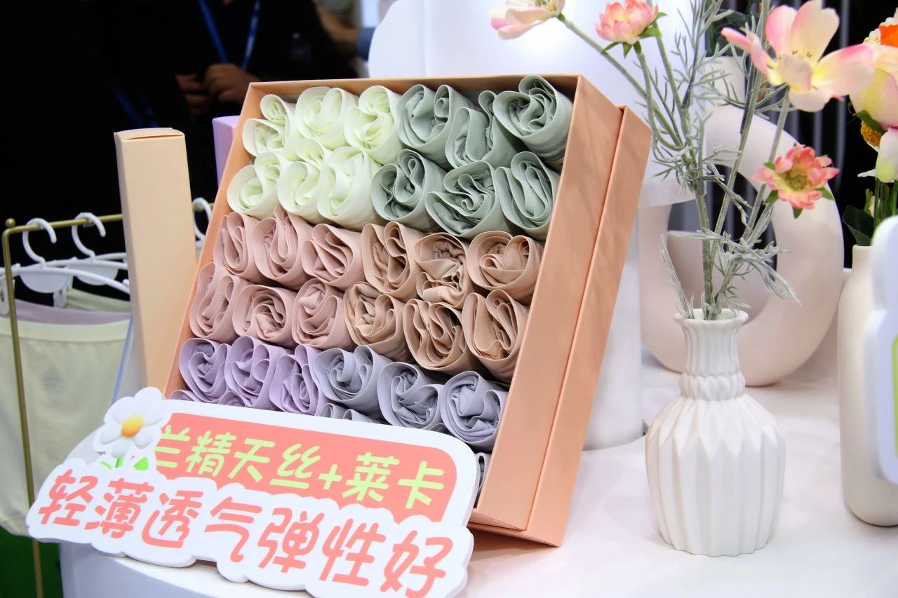 向上生長對抗行業(yè)內(nèi)卷！櫻姿娜于潮汕服博會發(fā)布第三代鉑金蠶絲褲
