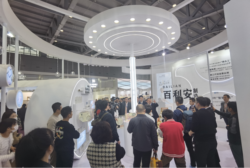 向上生長對抗行業(yè)內(nèi)卷！櫻姿娜于潮汕服博會發(fā)布第三代鉑金蠶絲褲