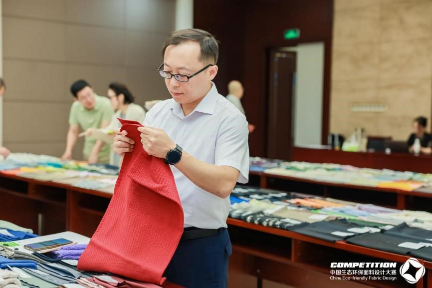 2800款面料“綠動(dòng)時(shí)尚”,2025第八屆中國(guó)生態(tài)環(huán)保面料設(shè)計(jì)大賽評(píng)審會(huì)在盛澤舉辦!