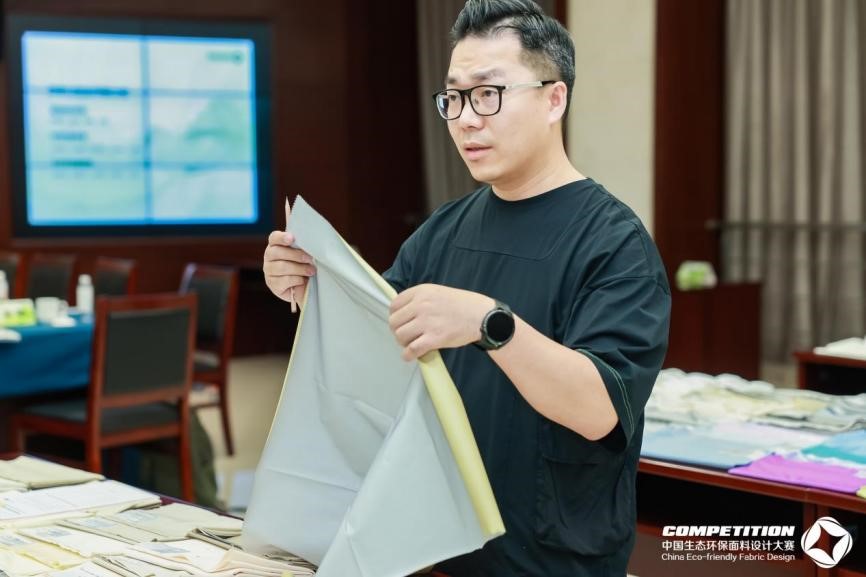 2800款面料“綠動(dòng)時(shí)尚”,2025第八屆中國(guó)生態(tài)環(huán)保面料設(shè)計(jì)大賽評(píng)審會(huì)在盛澤舉辦!