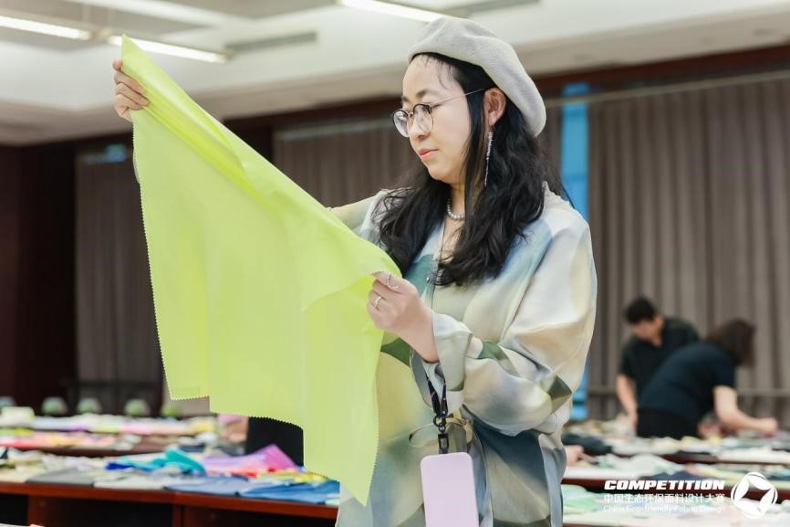 2800款面料“綠動(dòng)時(shí)尚”,2025第八屆中國(guó)生態(tài)環(huán)保面料設(shè)計(jì)大賽評(píng)審會(huì)在盛澤舉辦!