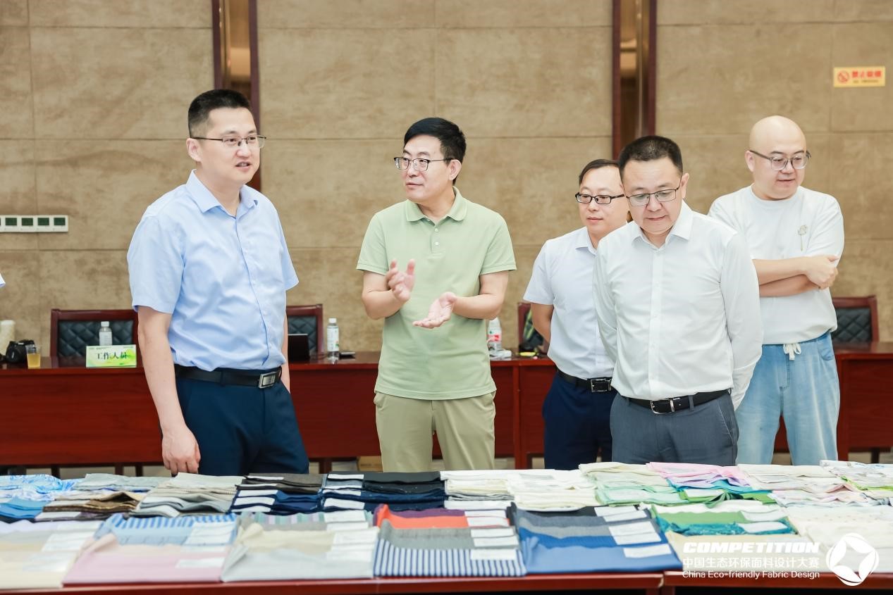 2800款面料“綠動(dòng)時(shí)尚”,2025第八屆中國(guó)生態(tài)環(huán)保面料設(shè)計(jì)大賽評(píng)審會(huì)在盛澤舉辦!