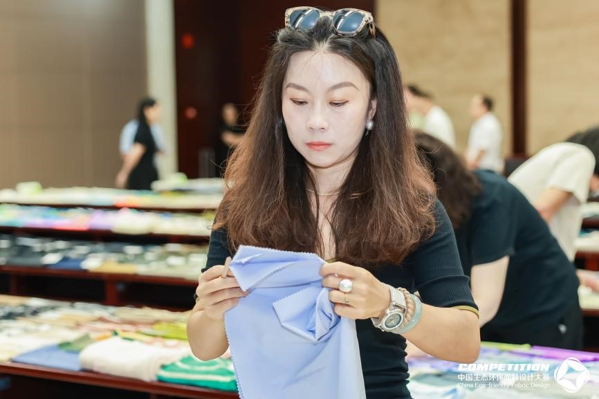 2800款面料“綠動(dòng)時(shí)尚”,2025第八屆中國(guó)生態(tài)環(huán)保面料設(shè)計(jì)大賽評(píng)審會(huì)在盛澤舉辦!