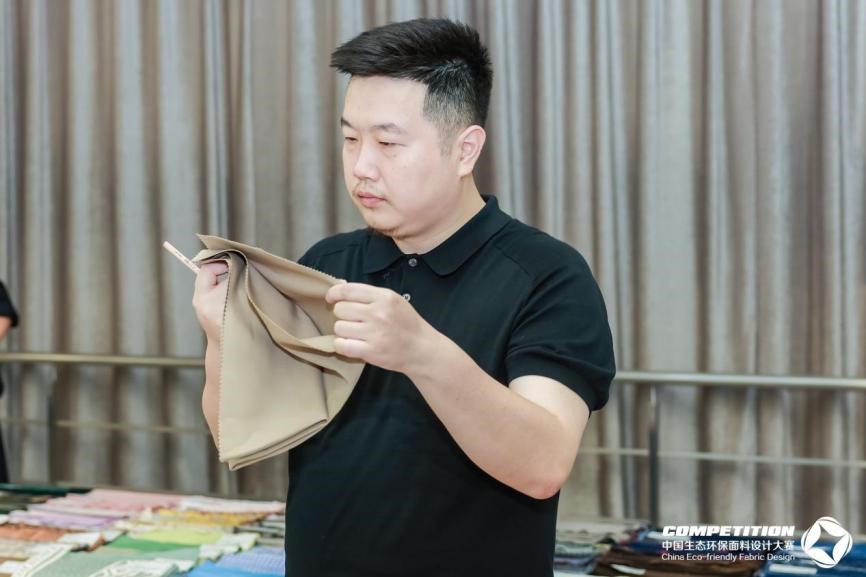 2800款面料“綠動(dòng)時(shí)尚”,2025第八屆中國(guó)生態(tài)環(huán)保面料設(shè)計(jì)大賽評(píng)審會(huì)在盛澤舉辦!