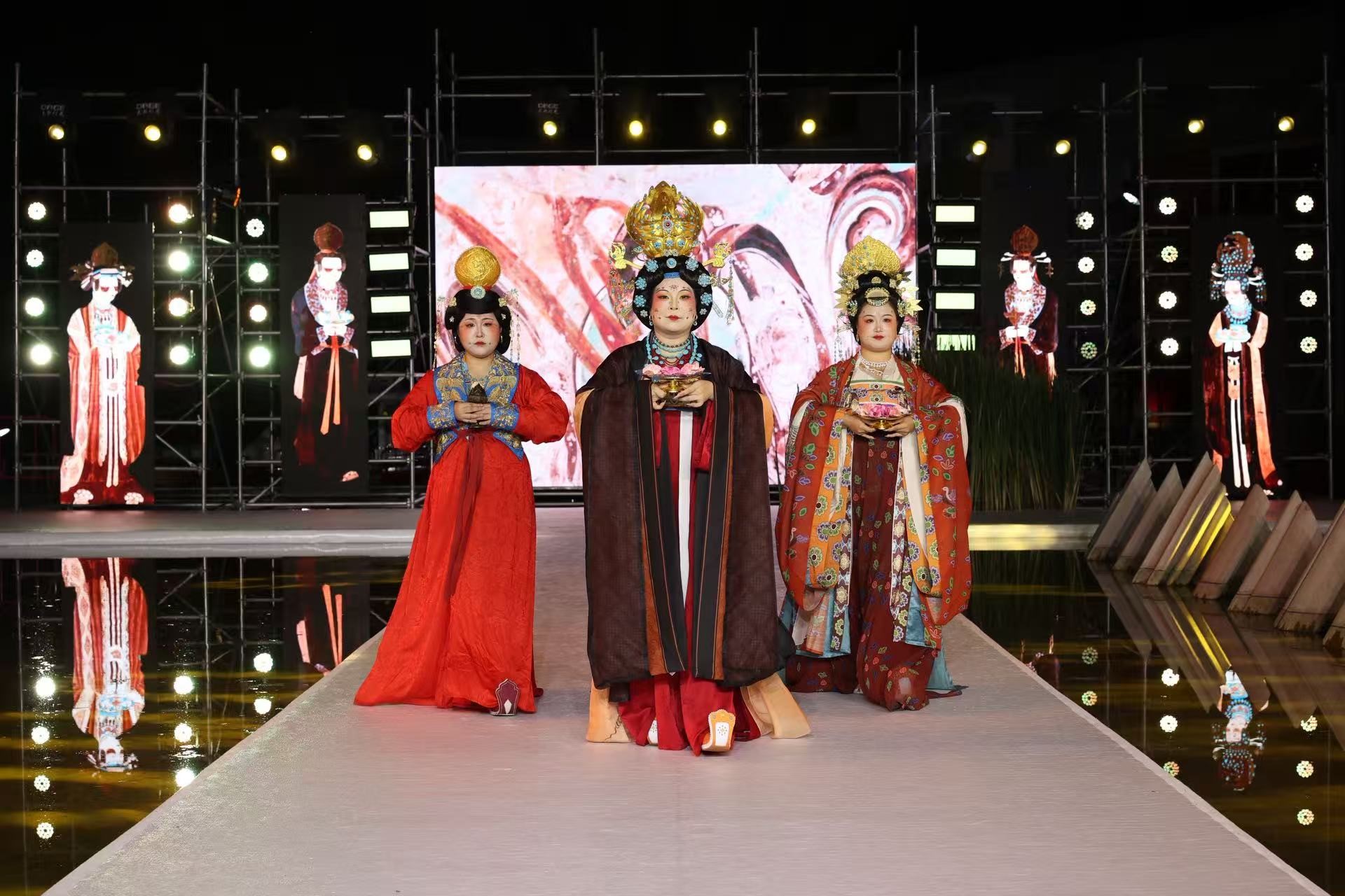 &ldquo;華秀&rdquo;璀璨，紡織谷變身老城區(qū)時(shí)尚秀場(chǎng)