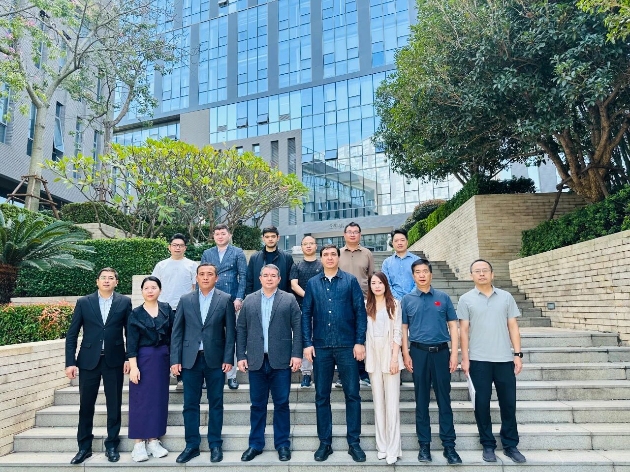 11月1日，烏茲別克斯坦投資、工業(yè)與貿(mào)易部駐華代表處副主任、駐華大使館參贊別克佐德-米爾佐&middot;尼格馬特賈諾夫，烏茲別克斯坦工商會(huì)錫爾河州分會(huì)主任阿齊茲&middot;曼蘇羅夫，錫爾河州投資、工業(yè)與貿(mào)易局局長(zhǎng)馬赫蘇姆&middot;薩利耶夫等一行人專程到訪我會(huì)，并參觀廈門時(shí)尚消費(fèi)品（紡織服裝）產(chǎn)業(yè)園&middot;航空?qǐng)@。商會(huì)副會(huì)長(zhǎng)、福建世聯(lián)達(dá)公司董事長(zhǎng)王世傳，秘書長(zhǎng)李以希接待烏方代表團(tuán)并開(kāi)展座談交流。 座談中，雙方就廈門與錫爾河州紡織服裝產(chǎn)業(yè)的發(fā)展現(xiàn)狀及趨勢(shì)展開(kāi)深入交流。福建世聯(lián)達(dá)、廈門納仕達(dá)、當(dāng)盛新材料、求特新材料、駿利德集團(tuán)等企業(yè)代表圍繞產(chǎn)業(yè)鏈深度協(xié)作、政策配套支持、當(dāng)?shù)厝斯こ杀炯瓣P(guān)稅政策等核心議題展開(kāi)精準(zhǔn)對(duì)接。烏方代表團(tuán)誠(chéng)摯邀請(qǐng)商會(huì)組織廈門企業(yè)赴烏茲別克斯坦實(shí)地考察，深入了解專項(xiàng)政策，為后續(xù)商貿(mào)合作夯實(shí)基礎(chǔ)。 此次互動(dòng)不僅深化了廈門與錫爾河州在紡織服裝領(lǐng)域的雙向認(rèn)知，更挖掘出多元合作潛能。雙方將以此次座談為契機(jī)，保持常態(tài)化溝通對(duì)接，推動(dòng)廈門企業(yè)&ldquo;走出去&rdquo;，探索產(chǎn)業(yè)合作新模式，助力產(chǎn)業(yè)鏈上下游資源高效整合，共拓中烏產(chǎn)業(yè)發(fā)展新篇章。