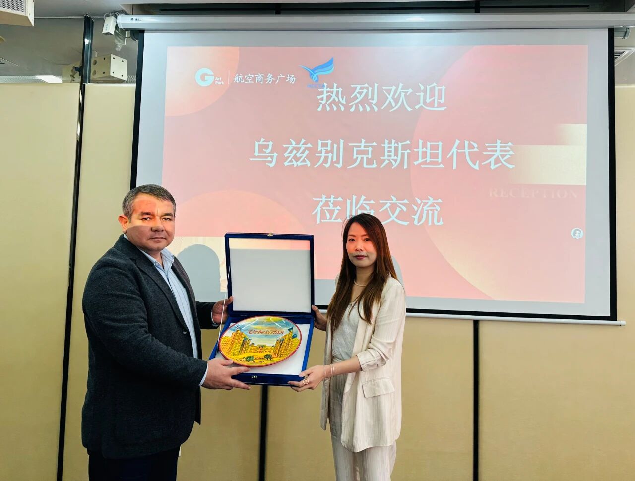 11月1日，烏茲別克斯坦投資、工業(yè)與貿(mào)易部駐華代表處副主任、駐華大使館參贊別克佐德-米爾佐&middot;尼格馬特賈諾夫，烏茲別克斯坦工商會(huì)錫爾河州分會(huì)主任阿齊茲&middot;曼蘇羅夫，錫爾河州投資、工業(yè)與貿(mào)易局局長(zhǎng)馬赫蘇姆&middot;薩利耶夫等一行人專程到訪我會(huì)，并參觀廈門時(shí)尚消費(fèi)品（紡織服裝）產(chǎn)業(yè)園&middot;航空?qǐng)@。商會(huì)副會(huì)長(zhǎng)、福建世聯(lián)達(dá)公司董事長(zhǎng)王世傳，秘書長(zhǎng)李以希接待烏方代表團(tuán)并開(kāi)展座談交流。 座談中，雙方就廈門與錫爾河州紡織服裝產(chǎn)業(yè)的發(fā)展現(xiàn)狀及趨勢(shì)展開(kāi)深入交流。福建世聯(lián)達(dá)、廈門納仕達(dá)、當(dāng)盛新材料、求特新材料、駿利德集團(tuán)等企業(yè)代表圍繞產(chǎn)業(yè)鏈深度協(xié)作、政策配套支持、當(dāng)?shù)厝斯こ杀炯瓣P(guān)稅政策等核心議題展開(kāi)精準(zhǔn)對(duì)接。烏方代表團(tuán)誠(chéng)摯邀請(qǐng)商會(huì)組織廈門企業(yè)赴烏茲別克斯坦實(shí)地考察，深入了解專項(xiàng)政策，為后續(xù)商貿(mào)合作夯實(shí)基礎(chǔ)。 此次互動(dòng)不僅深化了廈門與錫爾河州在紡織服裝領(lǐng)域的雙向認(rèn)知，更挖掘出多元合作潛能。雙方將以此次座談為契機(jī)，保持常態(tài)化溝通對(duì)接，推動(dòng)廈門企業(yè)&ldquo;走出去&rdquo;，探索產(chǎn)業(yè)合作新模式，助力產(chǎn)業(yè)鏈上下游資源高效整合，共拓中烏產(chǎn)業(yè)發(fā)展新篇章。