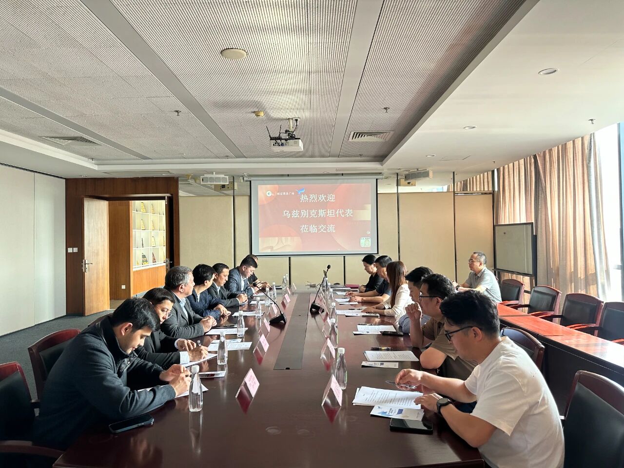 11月1日，烏茲別克斯坦投資、工業(yè)與貿(mào)易部駐華代表處副主任、駐華大使館參贊別克佐德-米爾佐&middot;尼格馬特賈諾夫，烏茲別克斯坦工商會(huì)錫爾河州分會(huì)主任阿齊茲&middot;曼蘇羅夫，錫爾河州投資、工業(yè)與貿(mào)易局局長(zhǎng)馬赫蘇姆&middot;薩利耶夫等一行人專程到訪我會(huì)，并參觀廈門時(shí)尚消費(fèi)品（紡織服裝）產(chǎn)業(yè)園&middot;航空?qǐng)@。商會(huì)副會(huì)長(zhǎng)、福建世聯(lián)達(dá)公司董事長(zhǎng)王世傳，秘書長(zhǎng)李以希接待烏方代表團(tuán)并開(kāi)展座談交流。 座談中，雙方就廈門與錫爾河州紡織服裝產(chǎn)業(yè)的發(fā)展現(xiàn)狀及趨勢(shì)展開(kāi)深入交流。福建世聯(lián)達(dá)、廈門納仕達(dá)、當(dāng)盛新材料、求特新材料、駿利德集團(tuán)等企業(yè)代表圍繞產(chǎn)業(yè)鏈深度協(xié)作、政策配套支持、當(dāng)?shù)厝斯こ杀炯瓣P(guān)稅政策等核心議題展開(kāi)精準(zhǔn)對(duì)接。烏方代表團(tuán)誠(chéng)摯邀請(qǐng)商會(huì)組織廈門企業(yè)赴烏茲別克斯坦實(shí)地考察，深入了解專項(xiàng)政策，為后續(xù)商貿(mào)合作夯實(shí)基礎(chǔ)。 此次互動(dòng)不僅深化了廈門與錫爾河州在紡織服裝領(lǐng)域的雙向認(rèn)知，更挖掘出多元合作潛能。雙方將以此次座談為契機(jī)，保持常態(tài)化溝通對(duì)接，推動(dòng)廈門企業(yè)&ldquo;走出去&rdquo;，探索產(chǎn)業(yè)合作新模式，助力產(chǎn)業(yè)鏈上下游資源高效整合，共拓中烏產(chǎn)業(yè)發(fā)展新篇章。